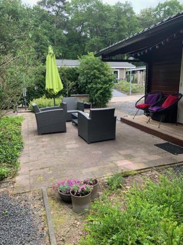 Sfeervolle Blokhut Op De Veluwe Op Recreatiepark Topparken In Beekbergen Met Vrije Tuin En Eigen Parkeerplaats Bagian luar foto